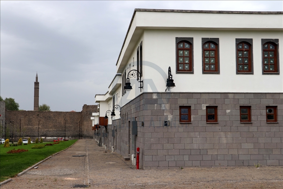 Yeniden yaşamla buluşturulan Sur'da tamamlanan konutların anahtar teslimi başladı