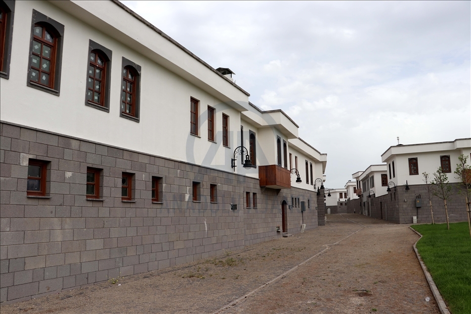 Yeniden yaşamla buluşturulan Sur'da tamamlanan konutların anahtar teslimi başladı