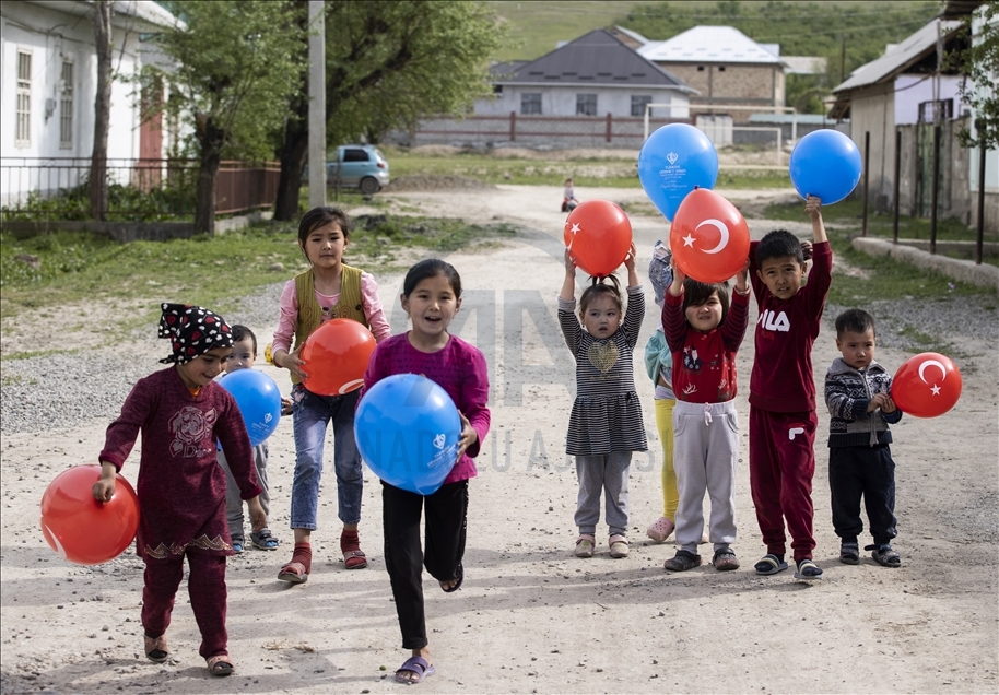 Турецкие благотворители оказали гуманитарную помощь семьям в Кыргызстане