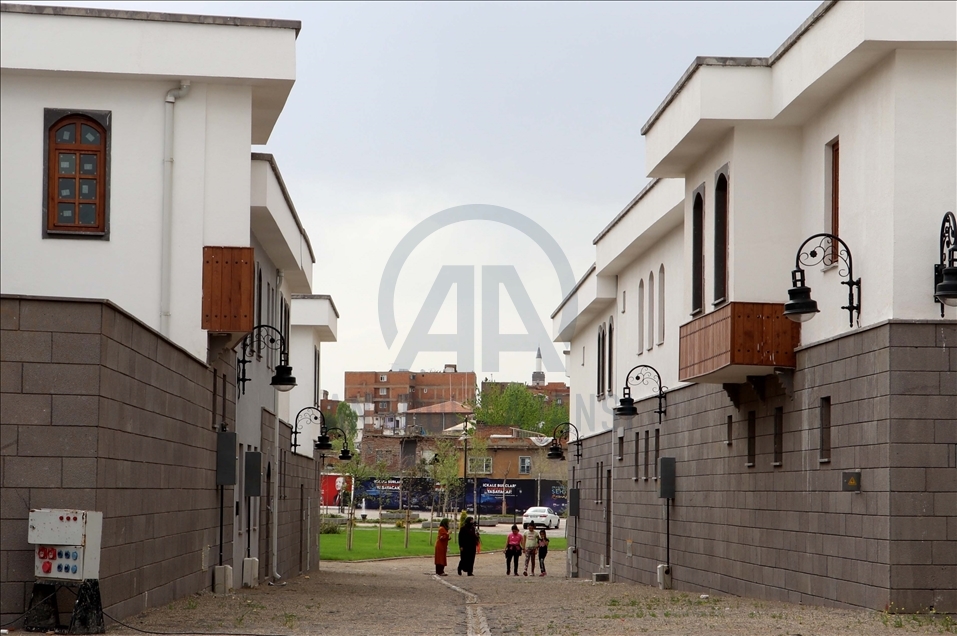 Yeniden yaşamla buluşturulan Sur'da tamamlanan konutların anahtar teslimi başladı