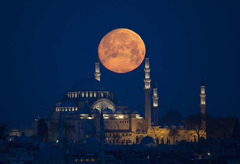Istanbul, Turska - 26. april 2021: Pun Mjesec sinoć je ukrasi
