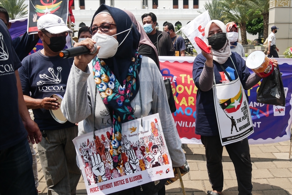 Demonstrasi menentang kehadiran pemimpin kudeta Myanmar pada pertemuan pemimpin ASEAN