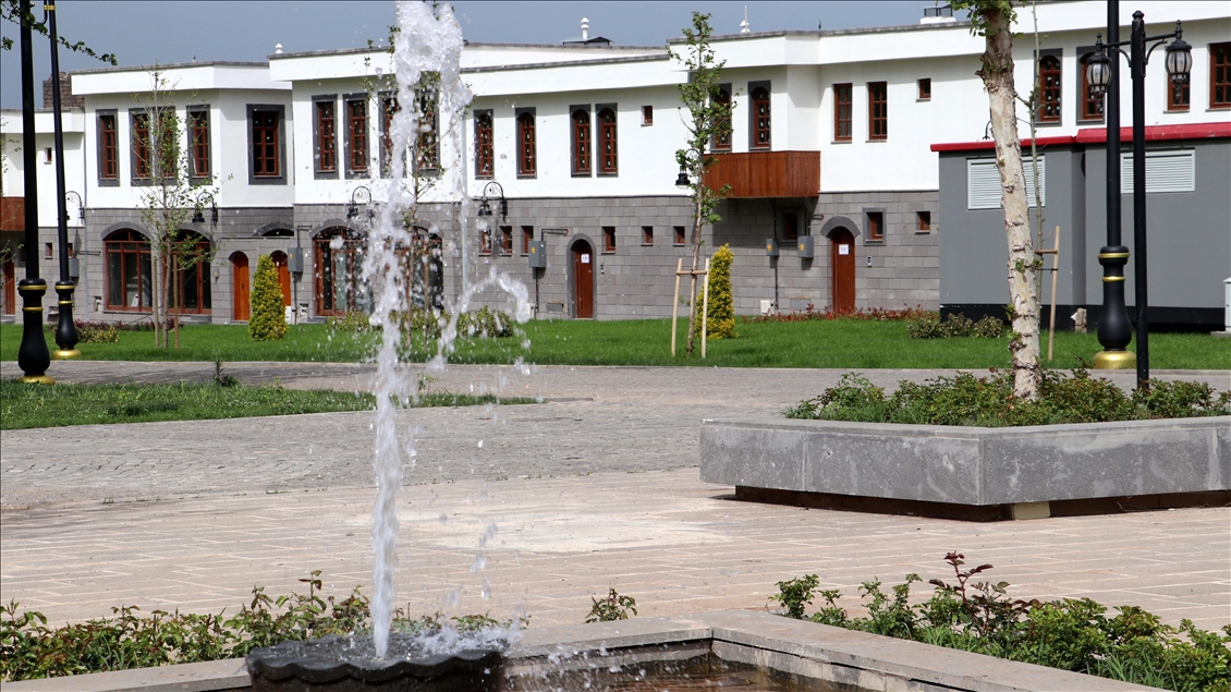 Yeniden yaşamla buluşturulan Sur'da tamamlanan konutların anahtar teslimi başladı
