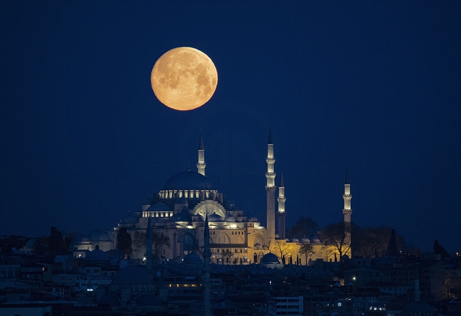 Istanbul, Turska - 26. april 2021: Pun Mjesec sinoć je ukrasi