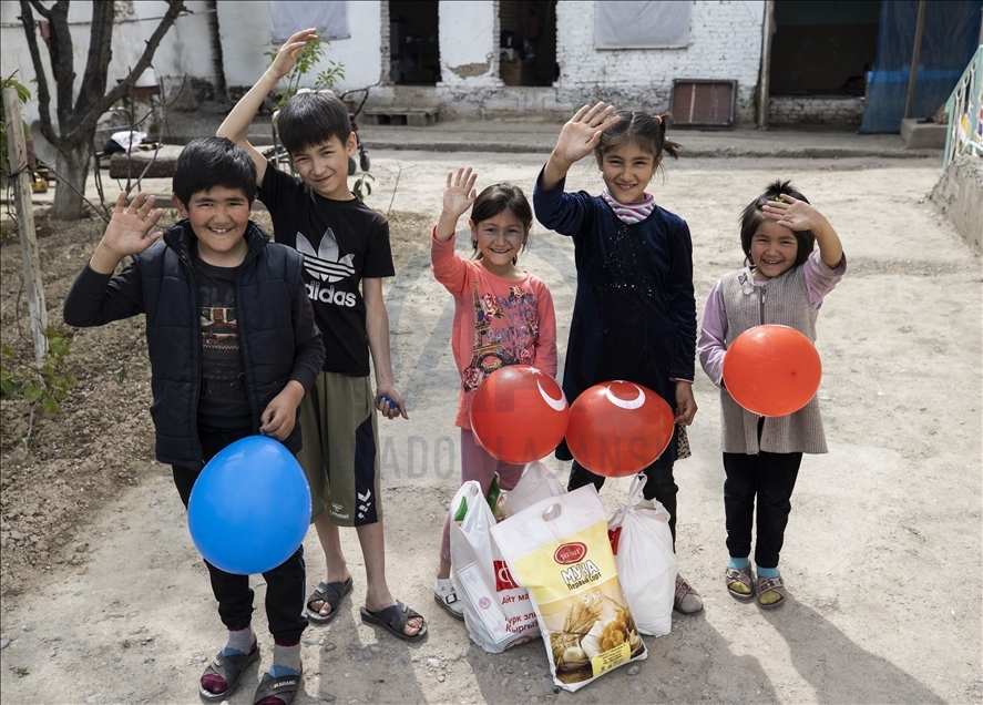 Турецкие благотворители оказали гуманитарную помощь семьям в Кыргызстане