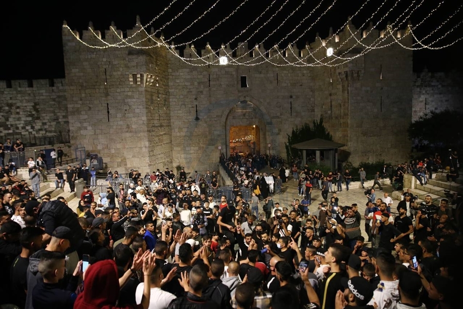 Palestinians remove metallic barriers in Jerusalem