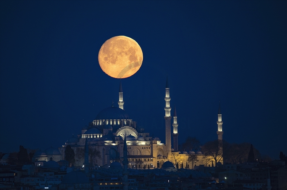 Istanbul, Turska - 26. april 2021: Pun Mjesec sinoć je ukrasi