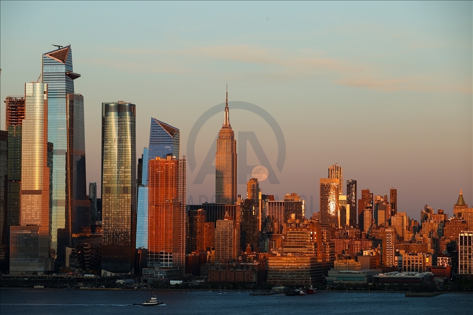 Full moon rises over New York City 