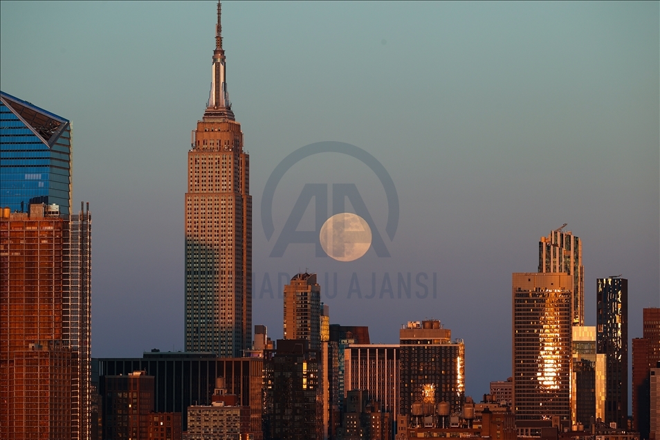 Full moon rises over New York City 