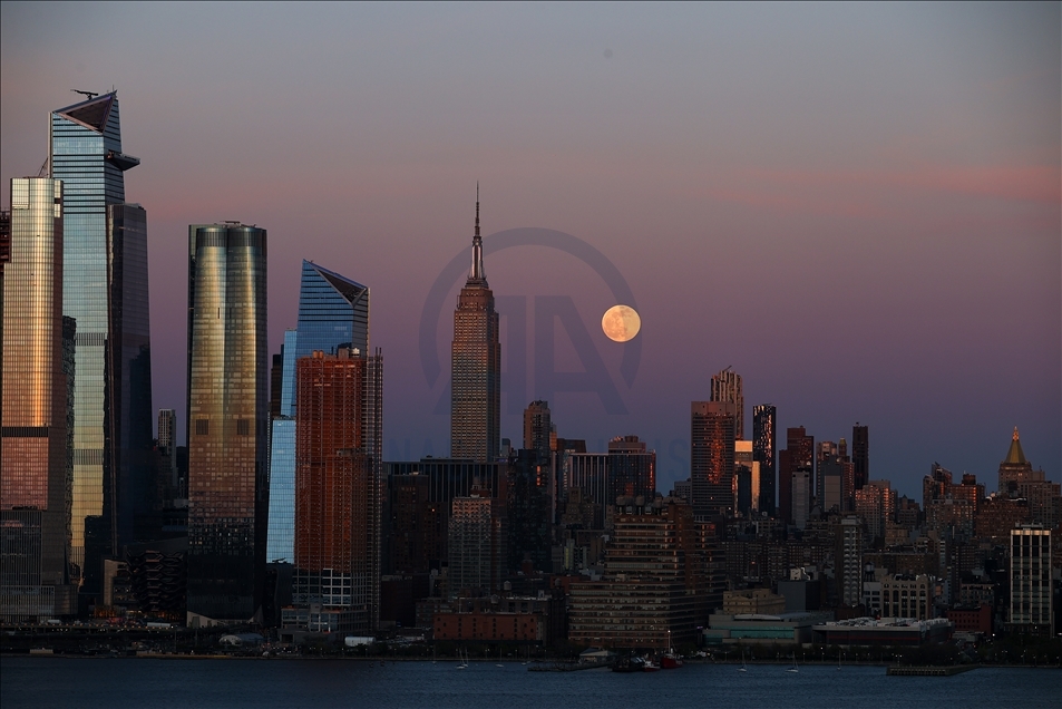 Full moon rises over New York City 