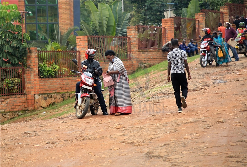 Les motos-taxis du Rwanda : Un moyen de transport rapide et pas cher pour éviter les embouteillages