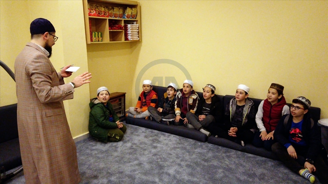 Sakarya'da imam "Bu Camide Çocukların Dokunulmazlığı Vardır" projesiyle çocukları camiye alıştırıyor
