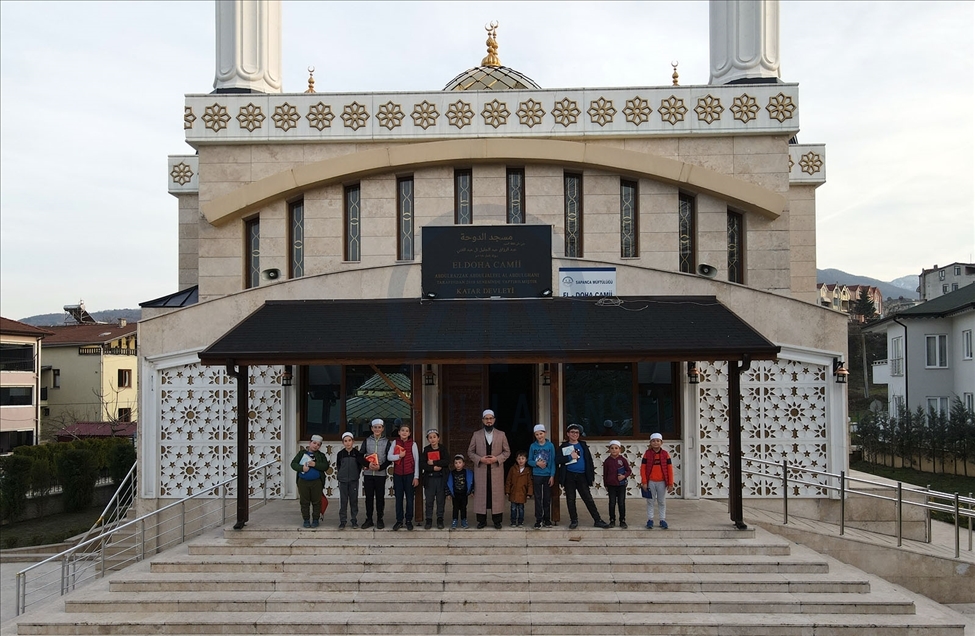 Sakarya'da imam "Bu Camide Çocukların Dokunulmazlığı Vardır" projesiyle çocukları camiye alıştırıyor