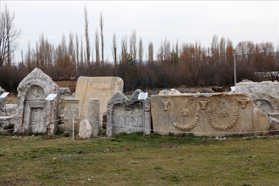 Troya ve Aizanoi'deki kazılar 5 bin yıllık geçmişe ışık tutuyor