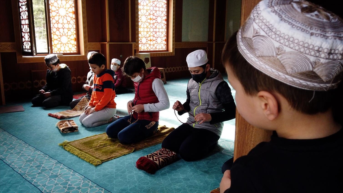Sakarya'da imam "Bu Camide Çocukların Dokunulmazlığı Vardır" projesiyle çocukları camiye alıştırıyor