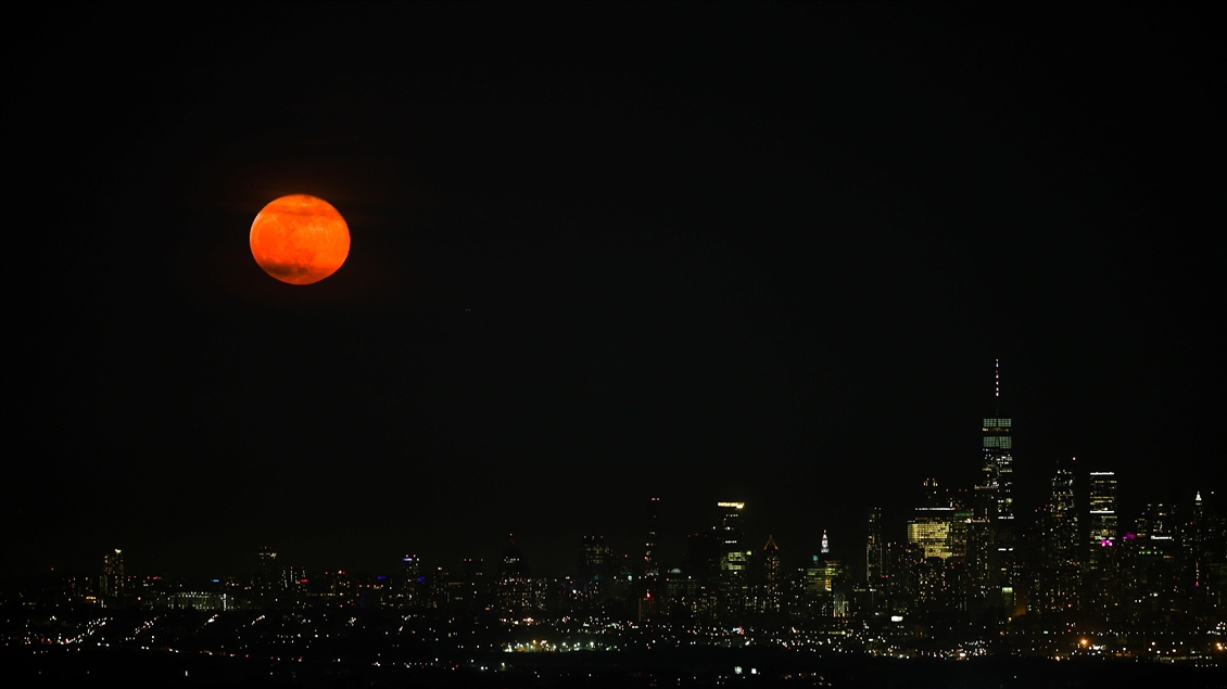 Full moon rises over NYC Skyline Anadolu Ajansı