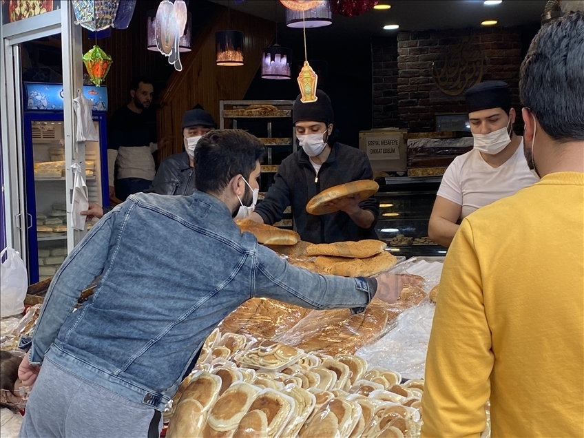 Les Arabes et les Turcs partagent les coutumes et les traditions musulmanes du Ramadan