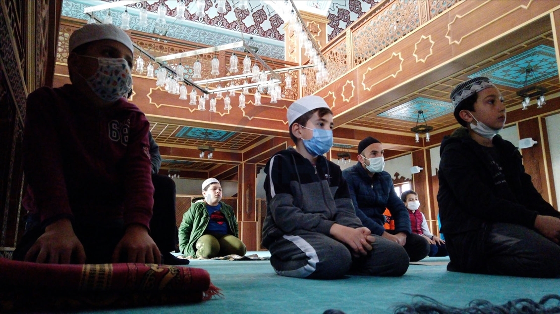 Sakarya'da imam "Bu Camide Çocukların Dokunulmazlığı Vardır" projesiyle çocukları camiye alıştırıyor