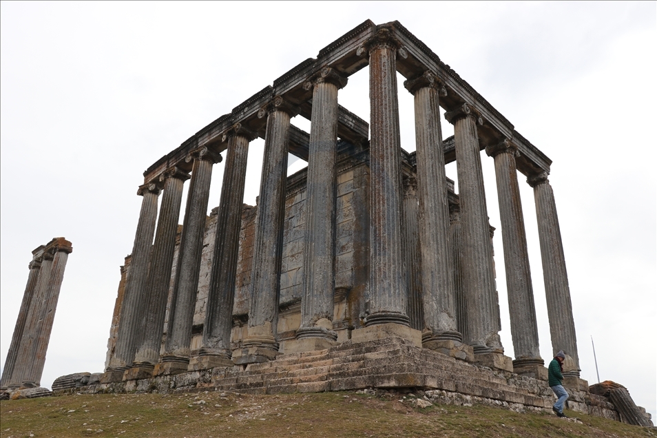 Troya ve Aizanoi'deki kazılar 5 bin yıllık geçmişe ışık tutuyor