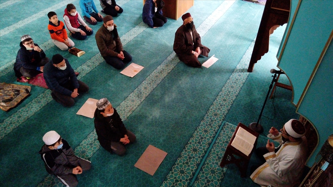 Sakarya'da imam "Bu Camide Çocukların Dokunulmazlığı Vardır" projesiyle çocukları camiye alıştırıyor