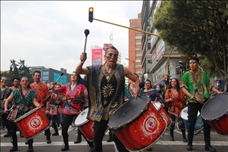 Cientos de personas participan en la jornada de paro nacional en Bogotá, contra el proyecto de reforma tributaria