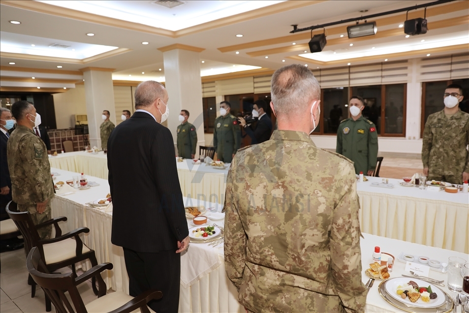 Cumhurbaşkanı Erdoğan, 4. Kolordu Komutanlığı'nda askerlerle iftar yaptı