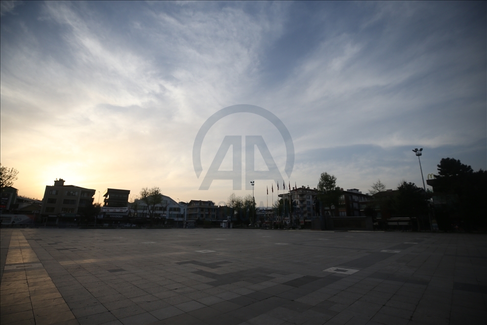 Doğu Marmara ve Batı Karadeniz'de "tam kapanma"nın başlamasıyla sokaklar boşaldı