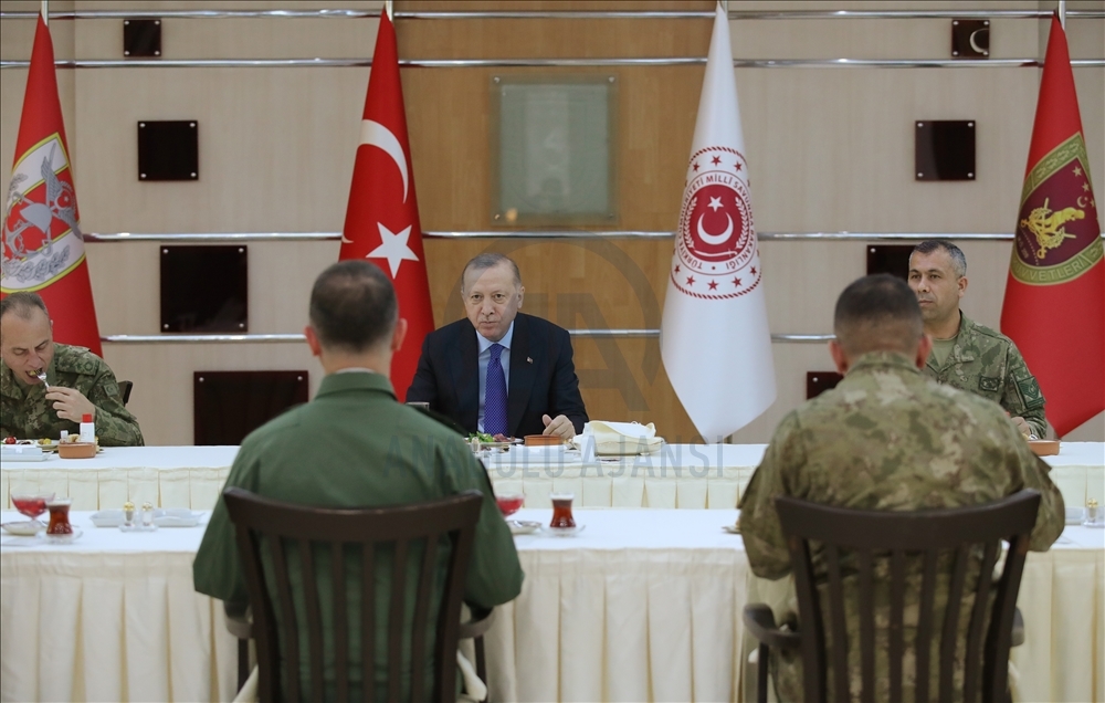Cumhurbaşkanı Erdoğan, 4. Kolordu Komutanlığı'nda askerlerle iftar yaptı