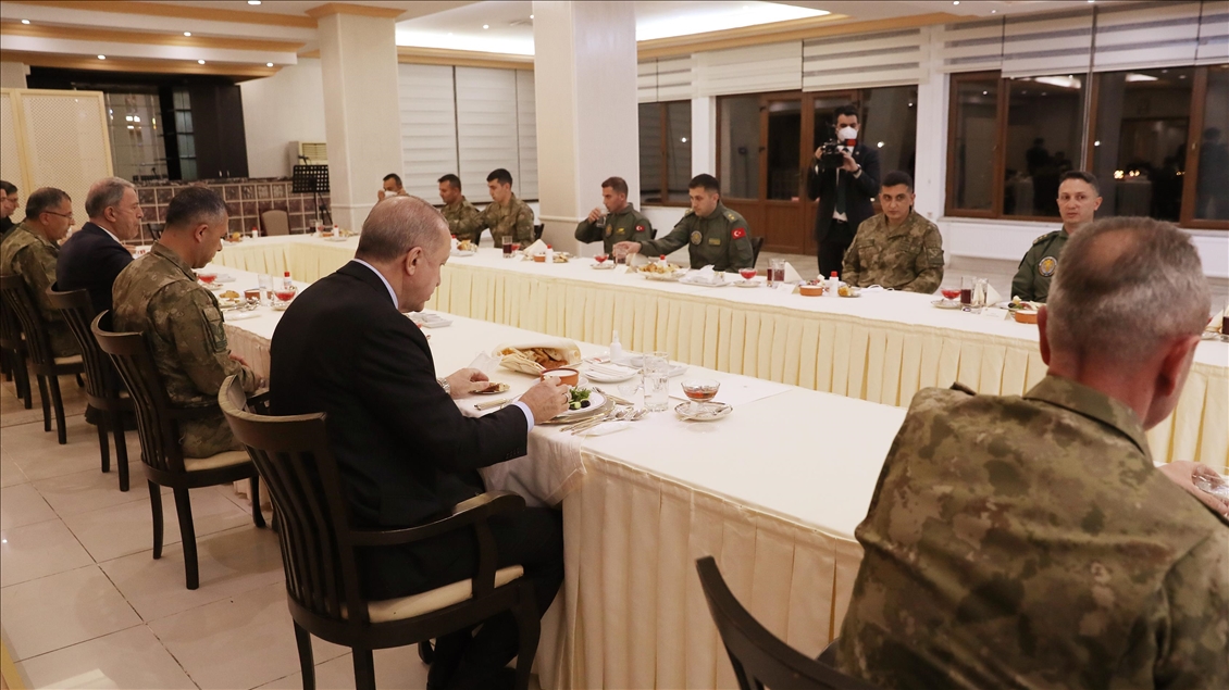 Cumhurbaşkanı Erdoğan, 4. Kolordu Komutanlığı'nda askerlerle iftar yaptı