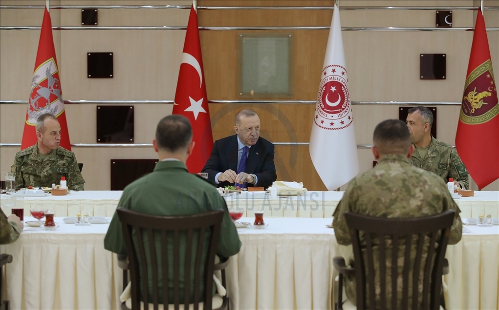Cumhurbaşkanı Erdoğan, 4. Kolordu Komutanlığı'nda askerlerle iftar yaptı