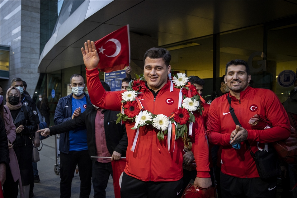 Avrupa'da 10. kez şampiyon olan milli güreşçi Rıza Kayaalp, Ankara'da coşkuyla karşılandı