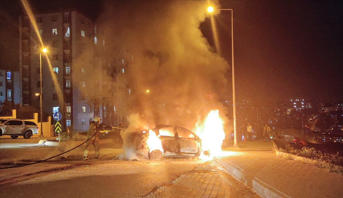 Esenyurt'ta seyir halindeki otomobilde çıkan yangın söndürüldü