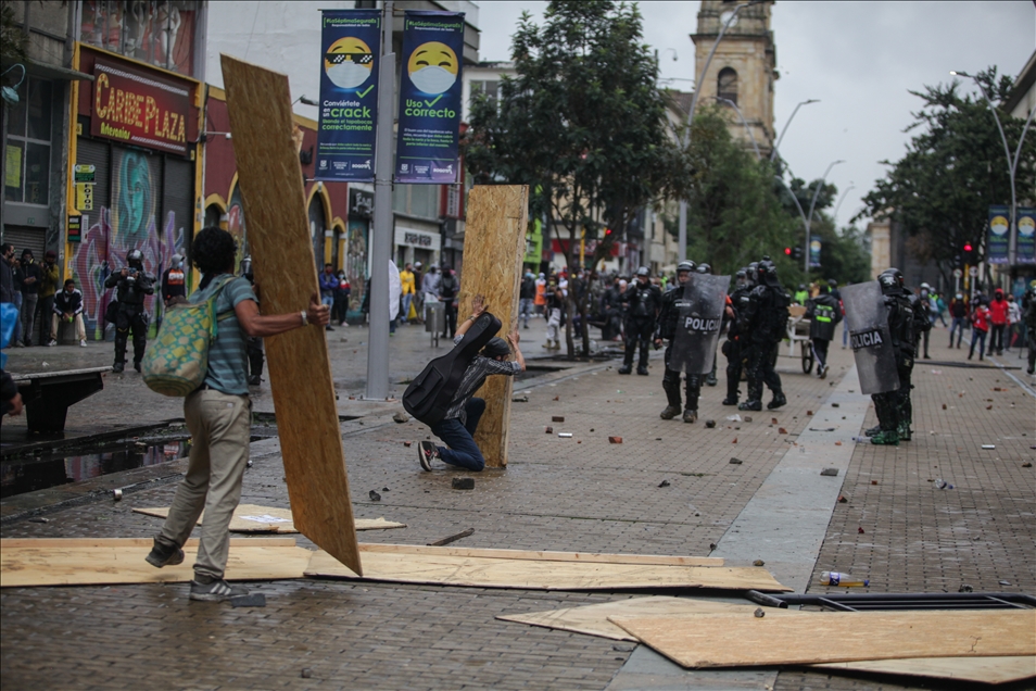 Kolombiya'da binlerce kişi hükümet karşıtı protestolar düzenledi