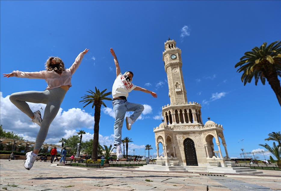 İzmir'de dansçılar meydanları sahneye dönüştürdü