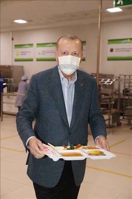 سەرکۆماری تورکیا لەگەڵ کرێکاران بەربانگی کردەوە