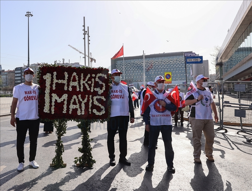 HAK-İŞ Konfederasyonu temsilcileri Taksim'e çelenk bıraktı