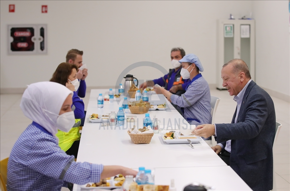 سەرکۆماری تورکیا لەگەڵ کرێکاران بەربانگی کردەوە