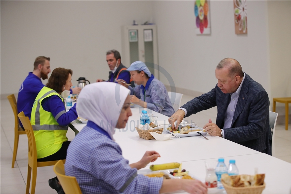 سەرکۆماری تورکیا لەگەڵ کرێکاران بەربانگی کردەوە