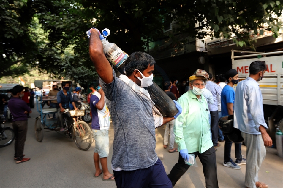 Exceso de confianza y la violación de los protocolos descarrilaron la lucha contra la COVID-19 en la India
