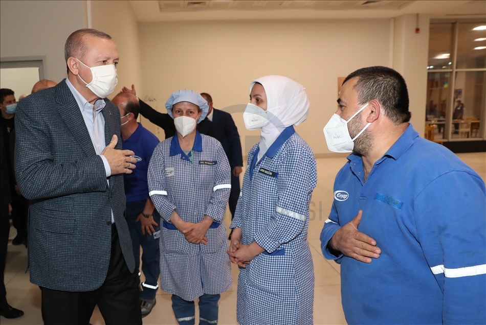 سەرکۆماری تورکیا لەگەڵ کرێکاران بەربانگی کردەوە