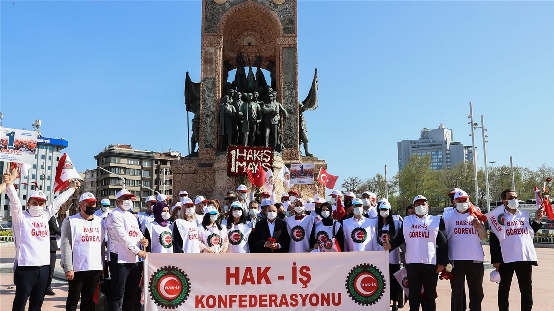 HAK-İŞ Konfederasyonu temsilcileri Taksim'e çelenk bıraktı