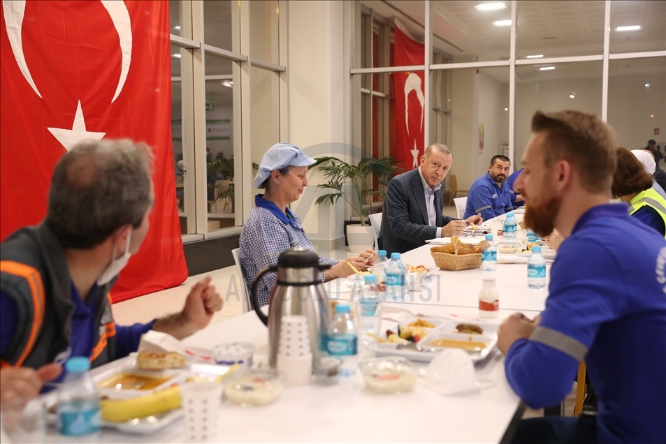 سەرکۆماری تورکیا لەگەڵ کرێکاران بەربانگی کردەوە
