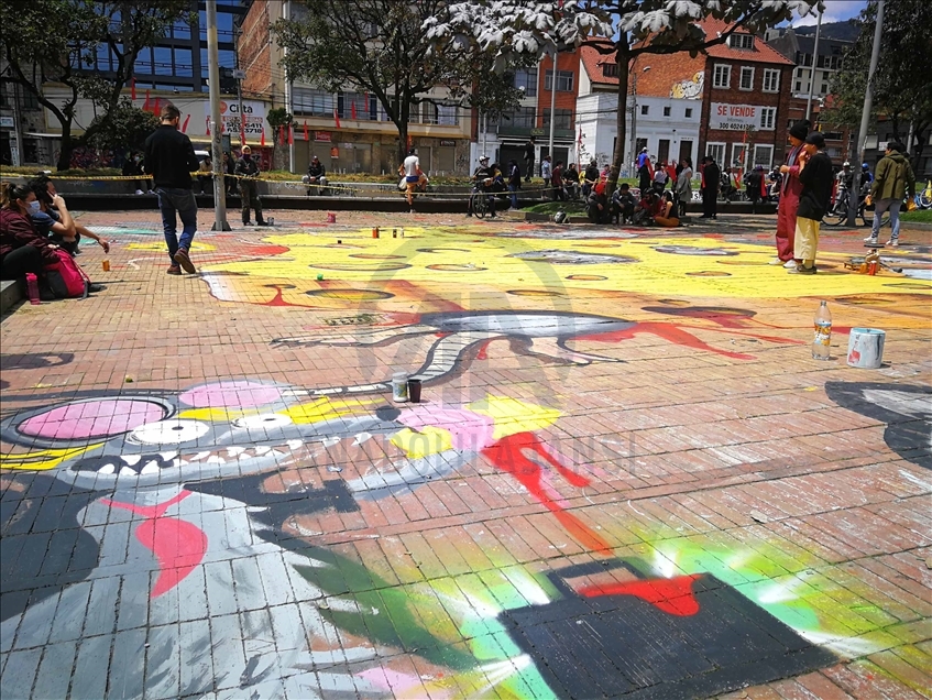 Colectivo de grafiteros se une a las protestas contra la reforma tributaria en Colombia
