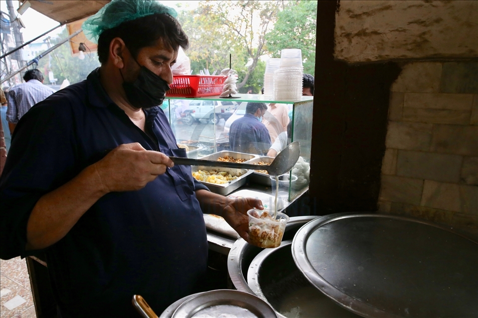 بازار داغ غذاهای خیابانی در پاکستان در ماه رمضان
