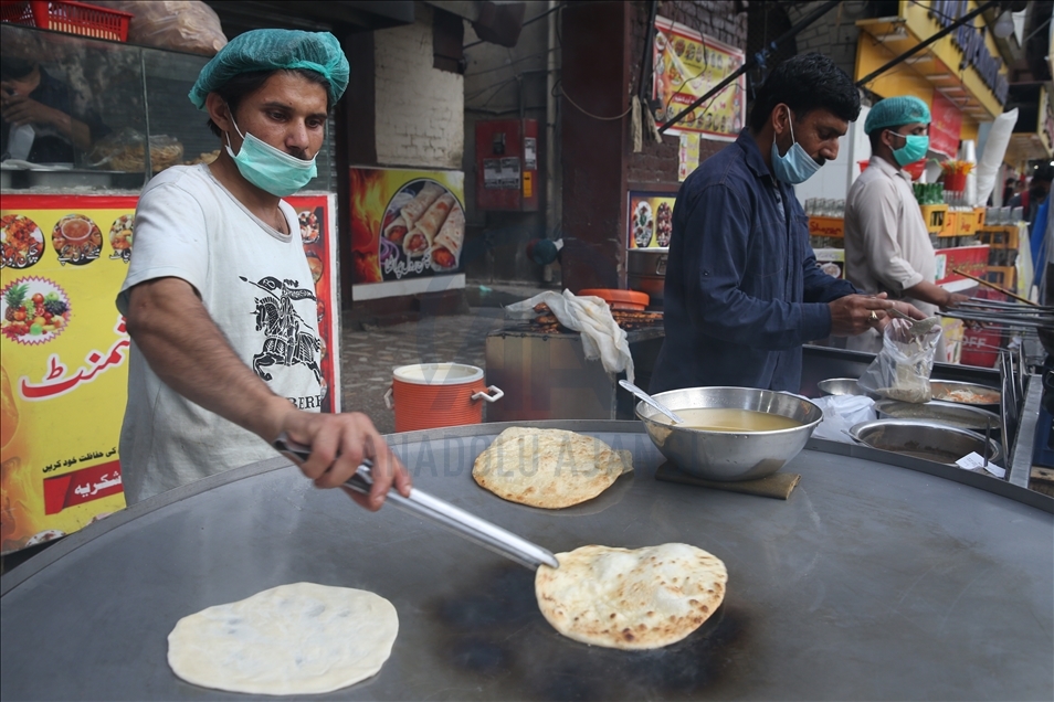 بازار داغ غذاهای خیابانی در پاکستان در ماه رمضان