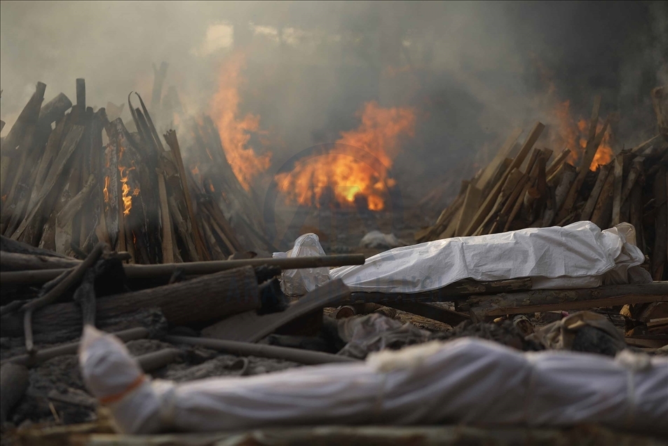 India se queda sin espacio en los crematorios tras dramático aumento en el número de muertes por COVID-19