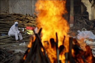 India se queda sin espacio en los crematorios tras dramático aumento en el número de muertes por COVID-19