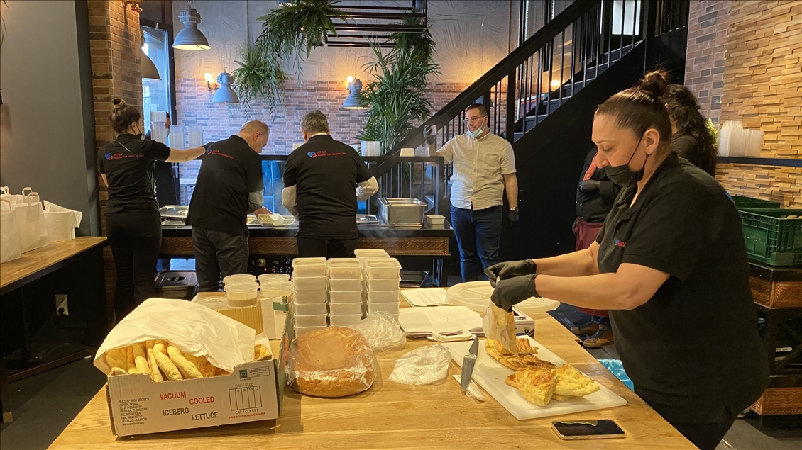 Turks in Netherlands distribute food during Ramadan