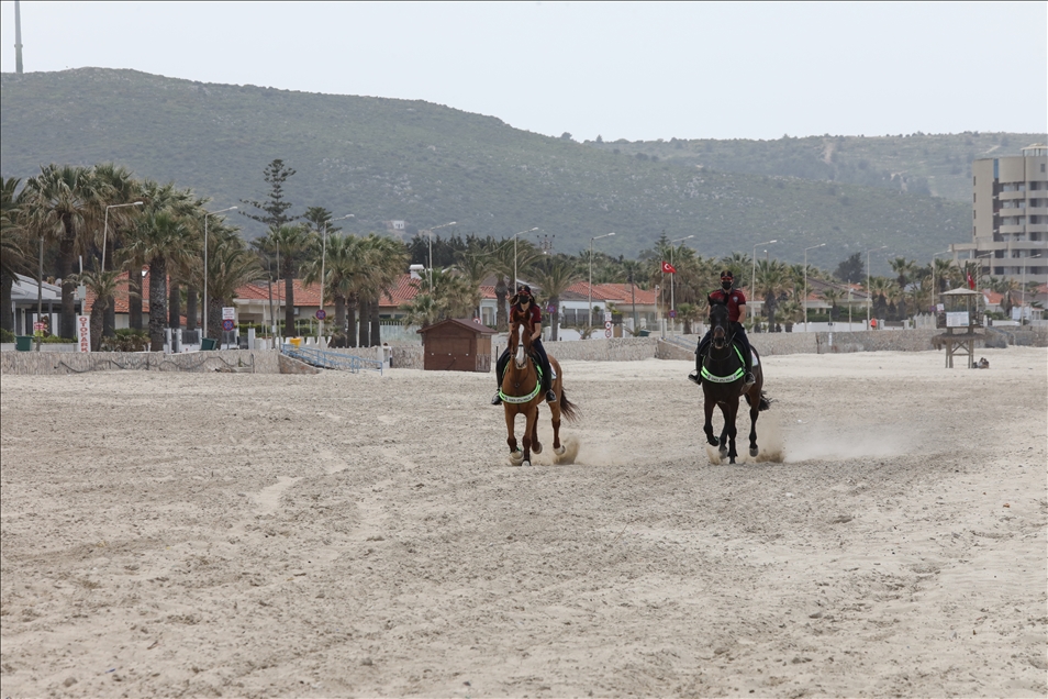 Atlı Polisler turizm merkezi Çeşme sahillerini denetledi