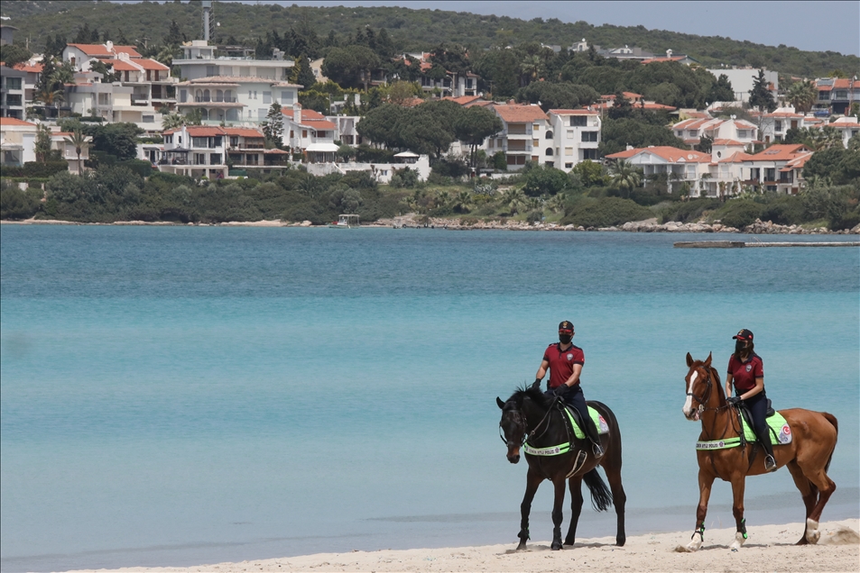 Atlı Polisler turizm merkezi Çeşme sahillerini denetledi